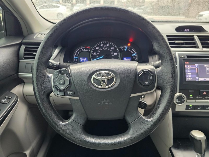 Toyota Camry Vehicle Full-screen Gallery Image 24
