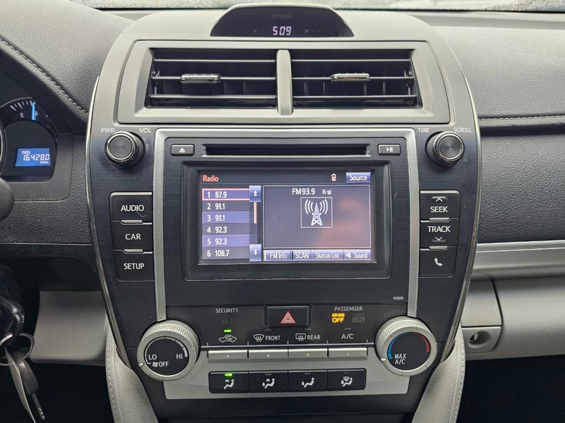 Toyota Camry Vehicle Full-screen Gallery Image 25