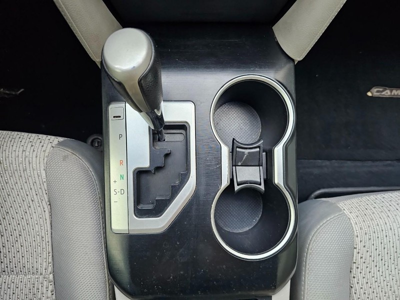 Toyota Camry Vehicle Full-screen Gallery Image 28