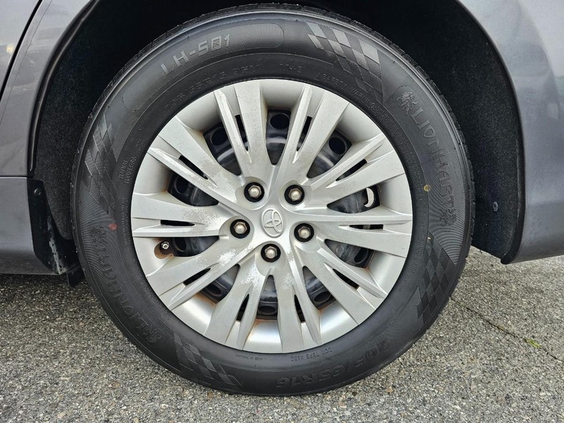 Toyota Camry Vehicle Full-screen Gallery Image 30