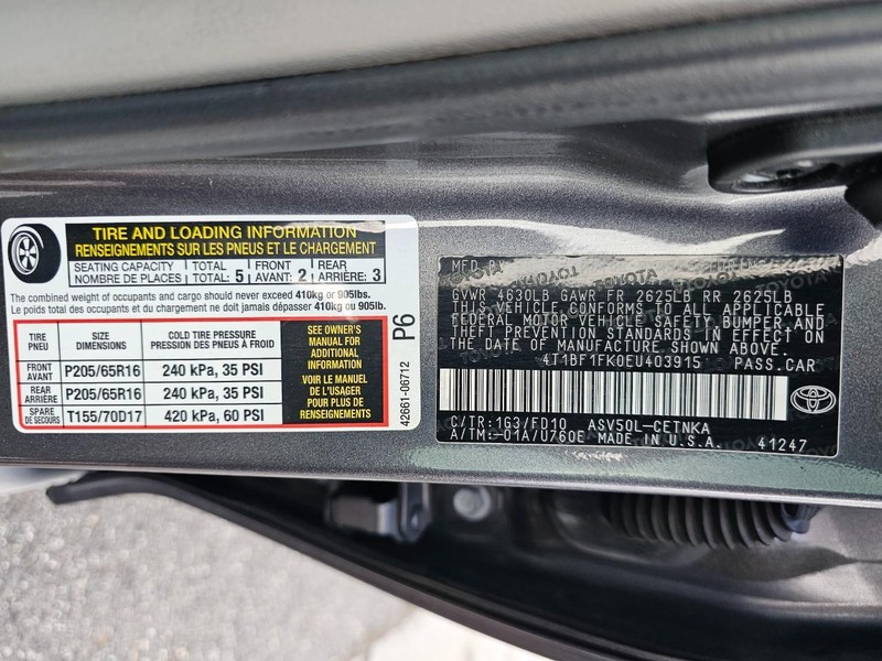 Toyota Camry Vehicle Full-screen Gallery Image 31