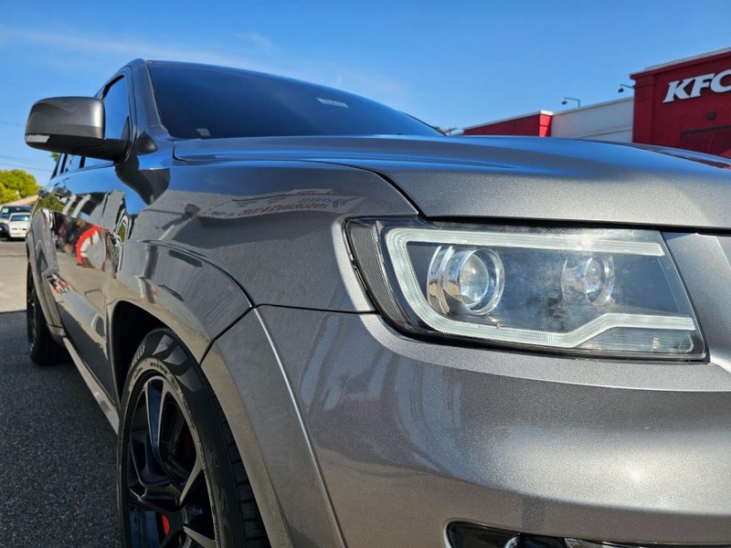 Jeep Grand Cherokee Vehicle Full-screen Gallery Image 08