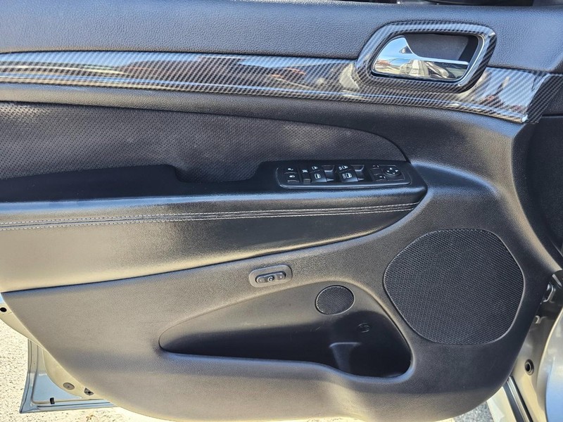 Jeep Grand Cherokee Vehicle Full-screen Gallery Image 16