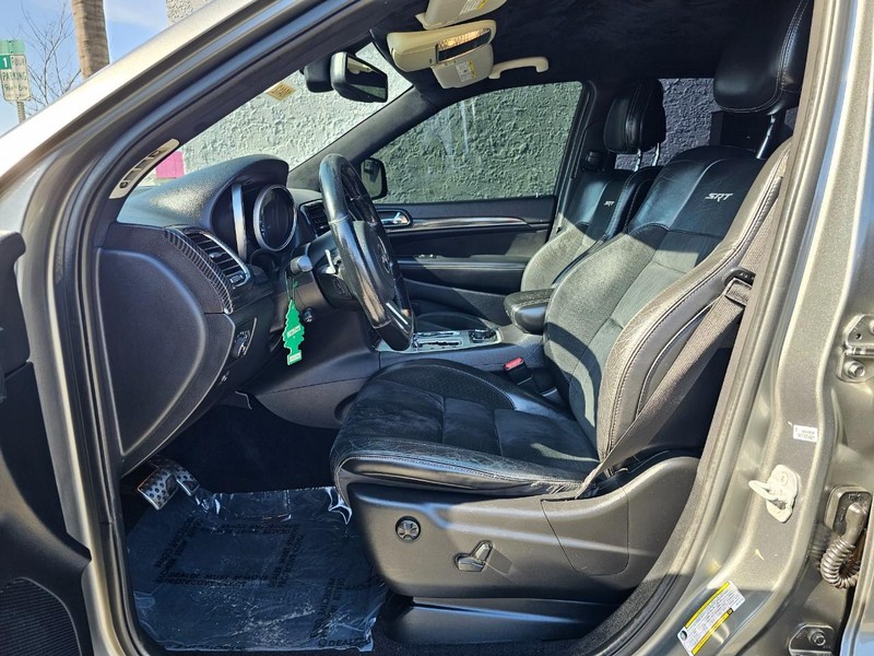 Jeep Grand Cherokee Vehicle Full-screen Gallery Image 17