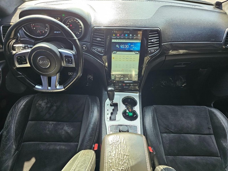 Jeep Grand Cherokee Vehicle Full-screen Gallery Image 24