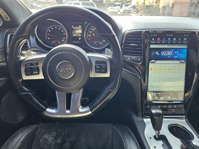 Jeep Grand Cherokee Vehicle Full-screen Gallery Image 25