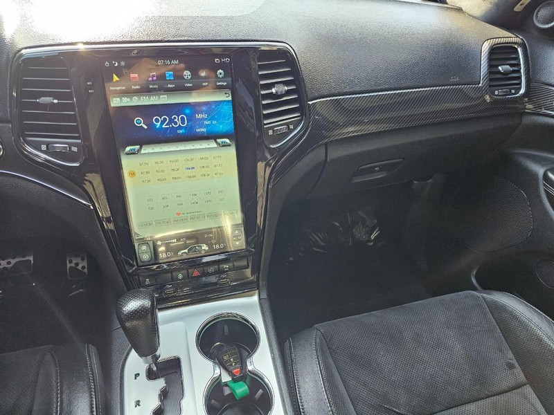 Jeep Grand Cherokee Vehicle Full-screen Gallery Image 28