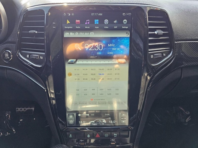 Jeep Grand Cherokee Vehicle Full-screen Gallery Image 29