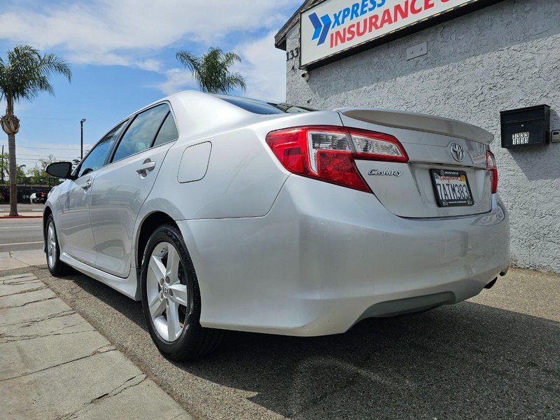 Toyota Camry Vehicle Full-screen Gallery Image 03