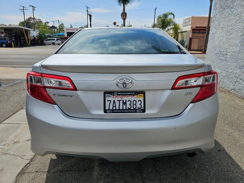 Toyota Camry Vehicle Full-screen Gallery Image 04