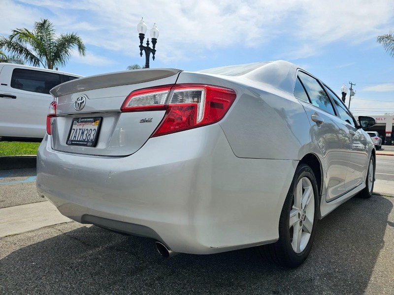 Toyota Camry Vehicle Full-screen Gallery Image 05