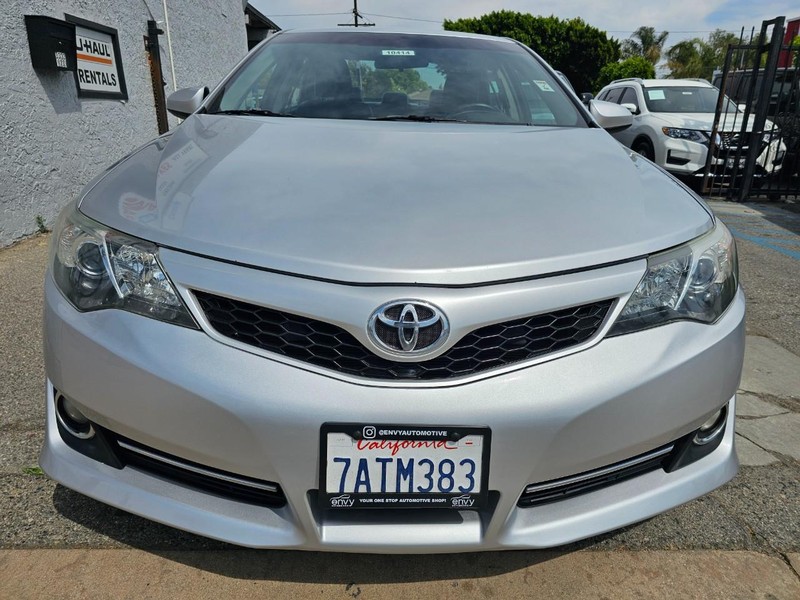 Toyota Camry Vehicle Full-screen Gallery Image 07
