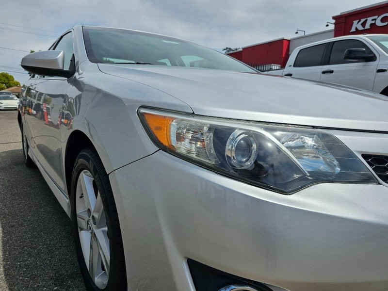 Toyota Camry Vehicle Full-screen Gallery Image 08