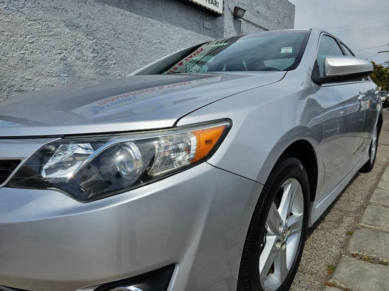 Toyota Camry Vehicle Full-screen Gallery Image 09