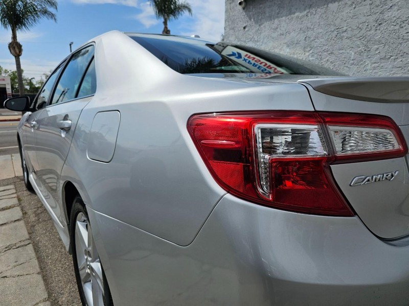 Toyota Camry Vehicle Full-screen Gallery Image 10