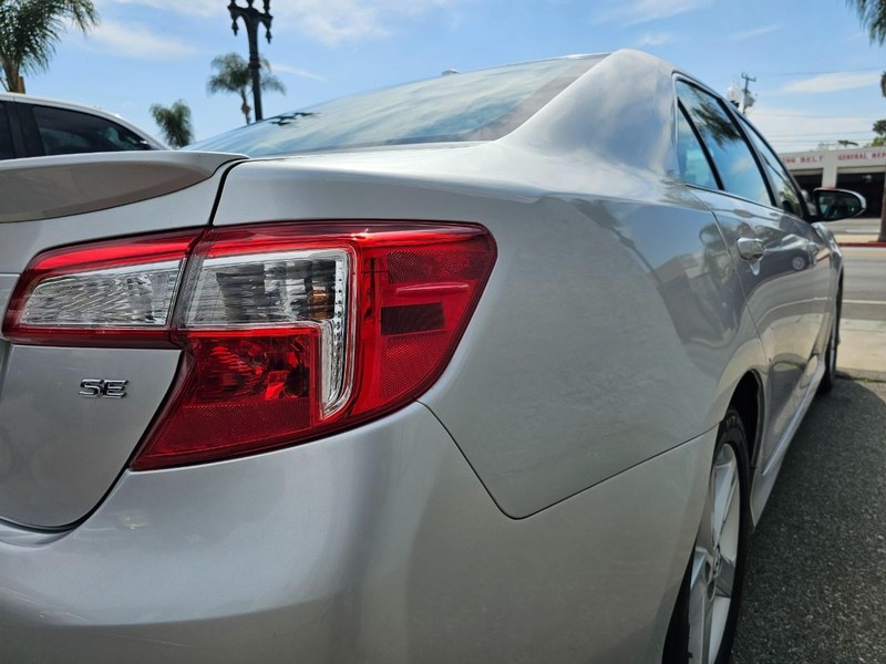 Toyota Camry Vehicle Full-screen Gallery Image 11