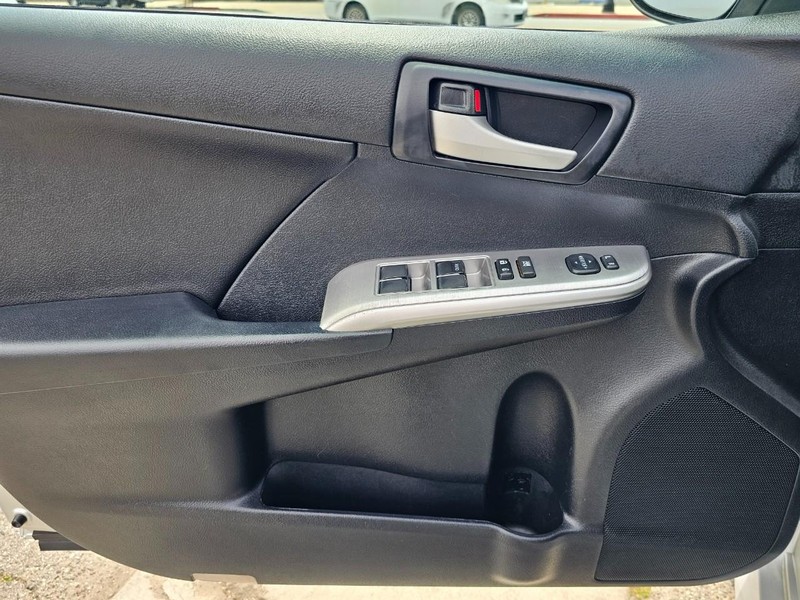 Toyota Camry Vehicle Full-screen Gallery Image 12