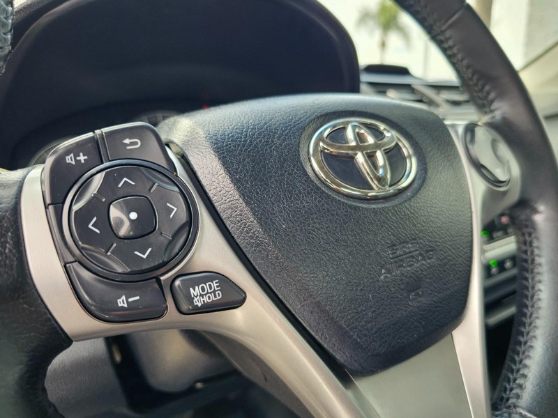 Toyota Camry Vehicle Full-screen Gallery Image 14