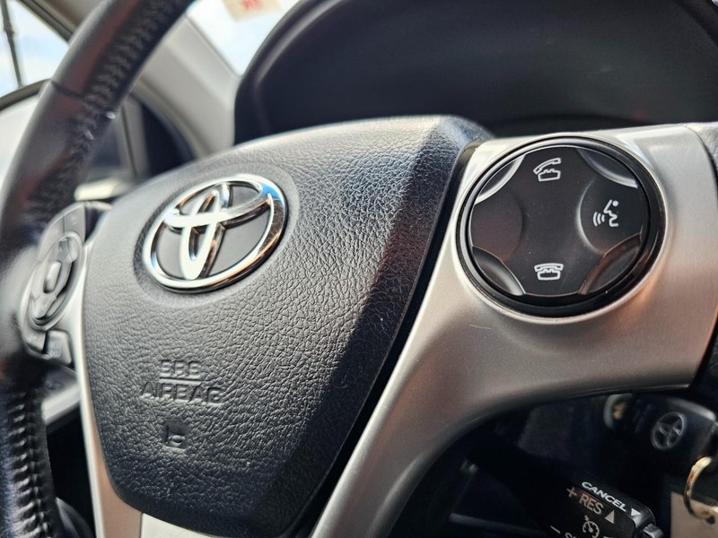 Toyota Camry Vehicle Full-screen Gallery Image 15