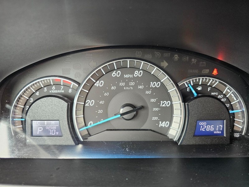 Toyota Camry Vehicle Full-screen Gallery Image 16