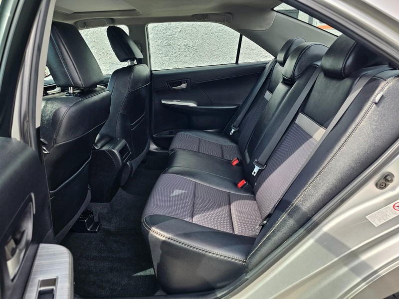 Toyota Camry Vehicle Full-screen Gallery Image 17