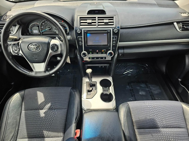 Toyota Camry Vehicle Full-screen Gallery Image 18