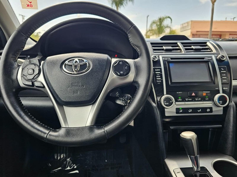 Toyota Camry Vehicle Full-screen Gallery Image 19