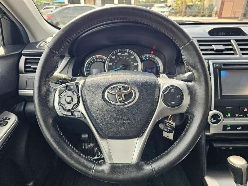 Toyota Camry Vehicle Full-screen Gallery Image 20