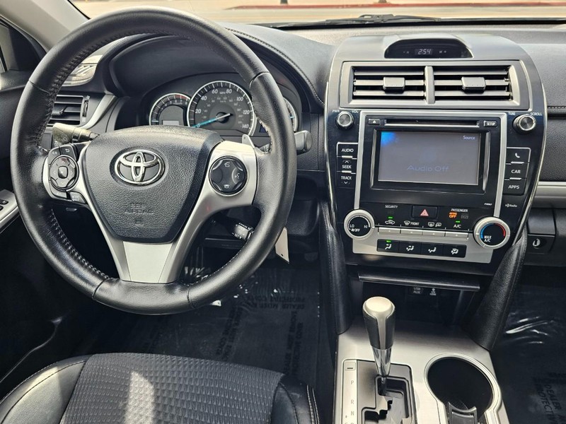 Toyota Camry Vehicle Full-screen Gallery Image 21