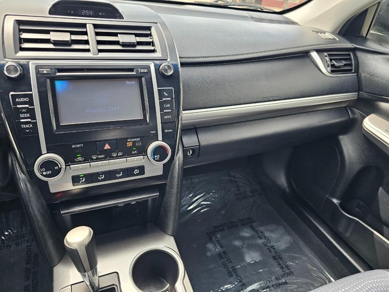 Toyota Camry Vehicle Full-screen Gallery Image 22