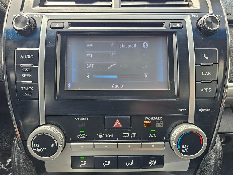 Toyota Camry Vehicle Full-screen Gallery Image 23