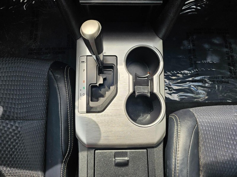 Toyota Camry Vehicle Full-screen Gallery Image 24