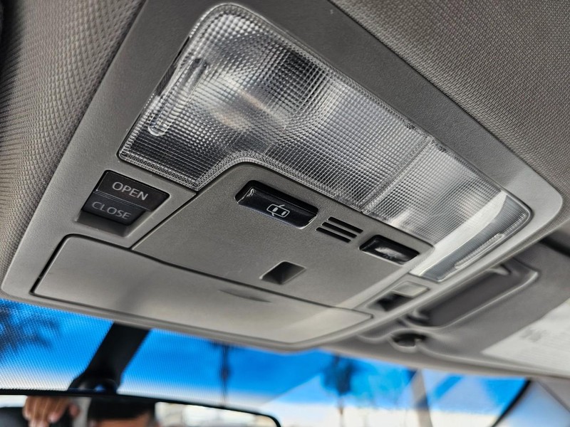 Toyota Camry Vehicle Full-screen Gallery Image 25