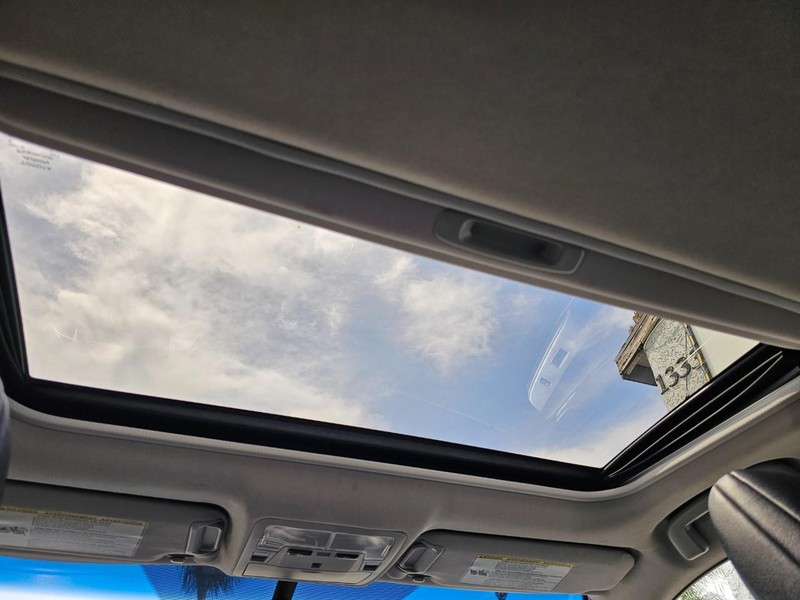 Toyota Camry Vehicle Full-screen Gallery Image 26