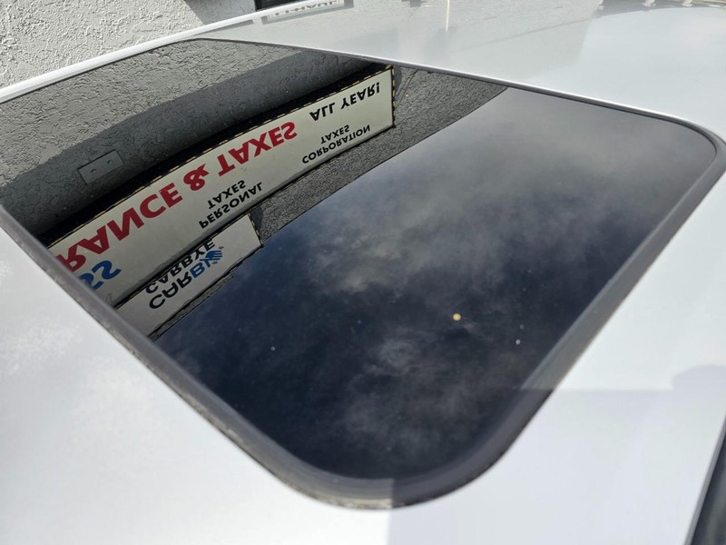 Toyota Camry Vehicle Full-screen Gallery Image 27