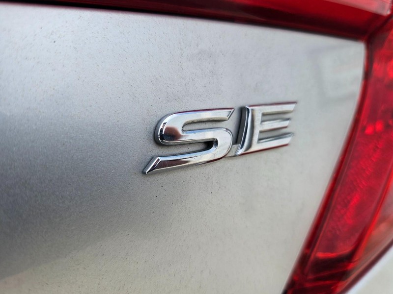 Toyota Camry Vehicle Full-screen Gallery Image 28