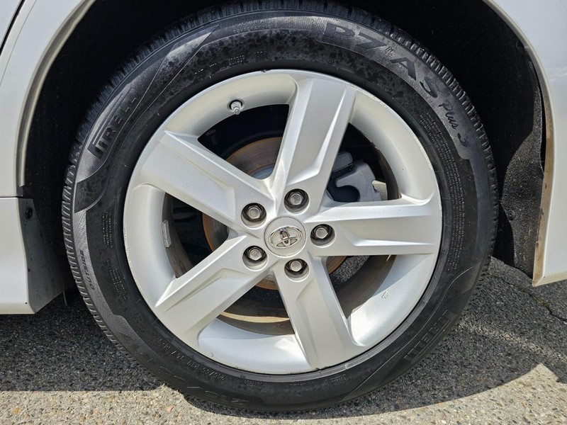 Toyota Camry Vehicle Full-screen Gallery Image 29