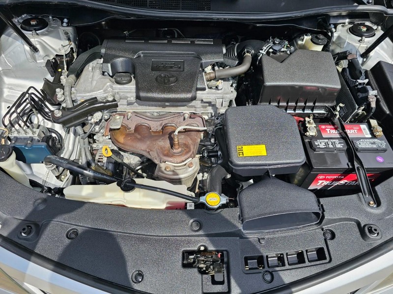 Toyota Camry Vehicle Full-screen Gallery Image 30