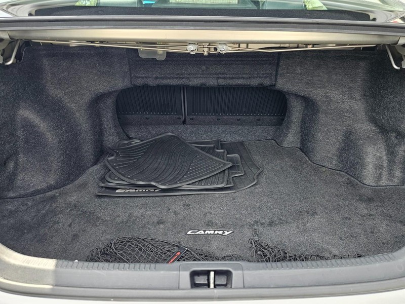 Toyota Camry Vehicle Full-screen Gallery Image 31