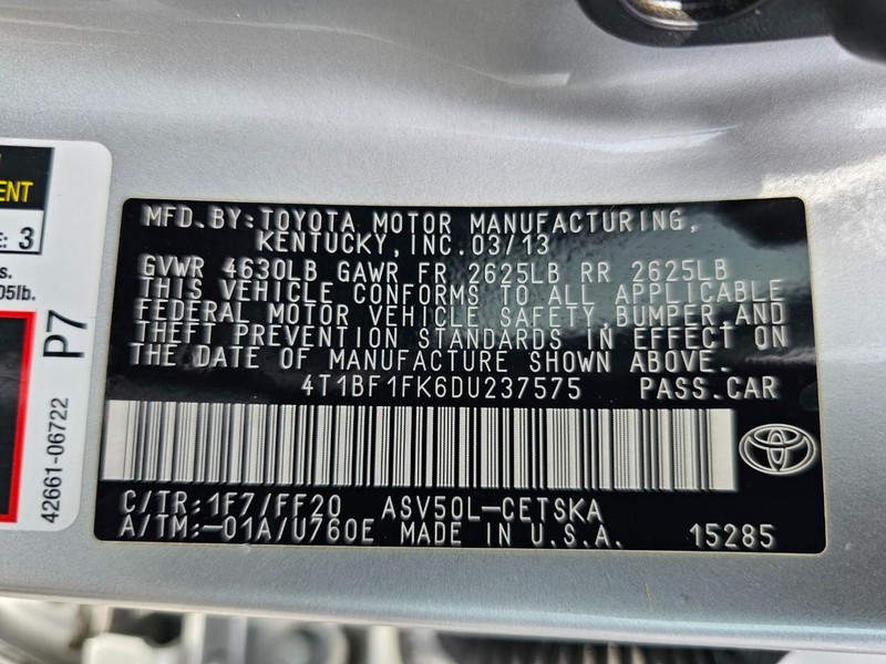 Toyota Camry Vehicle Full-screen Gallery Image 32