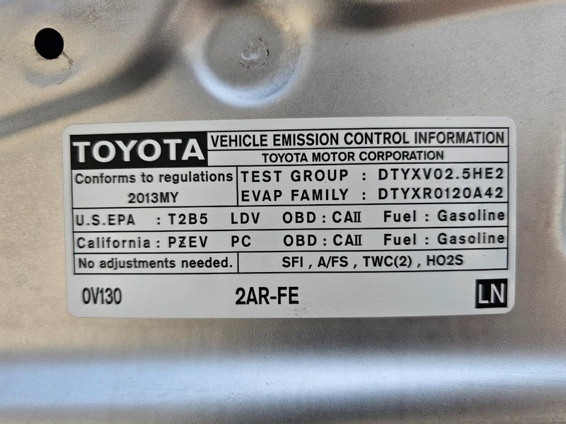 Toyota Camry Vehicle Full-screen Gallery Image 33