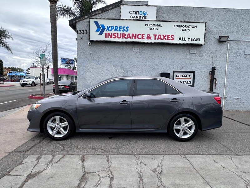 Toyota Camry Vehicle Full-screen Gallery Image 02