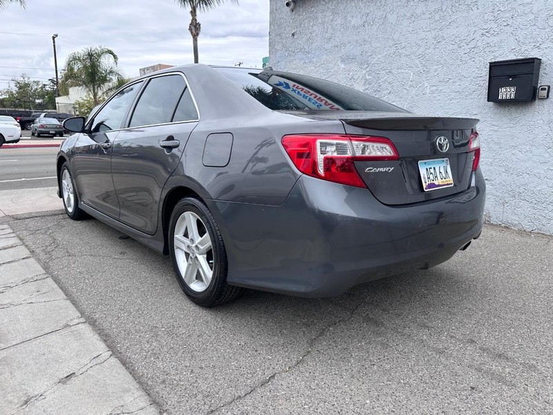 Toyota Camry Vehicle Full-screen Gallery Image 03