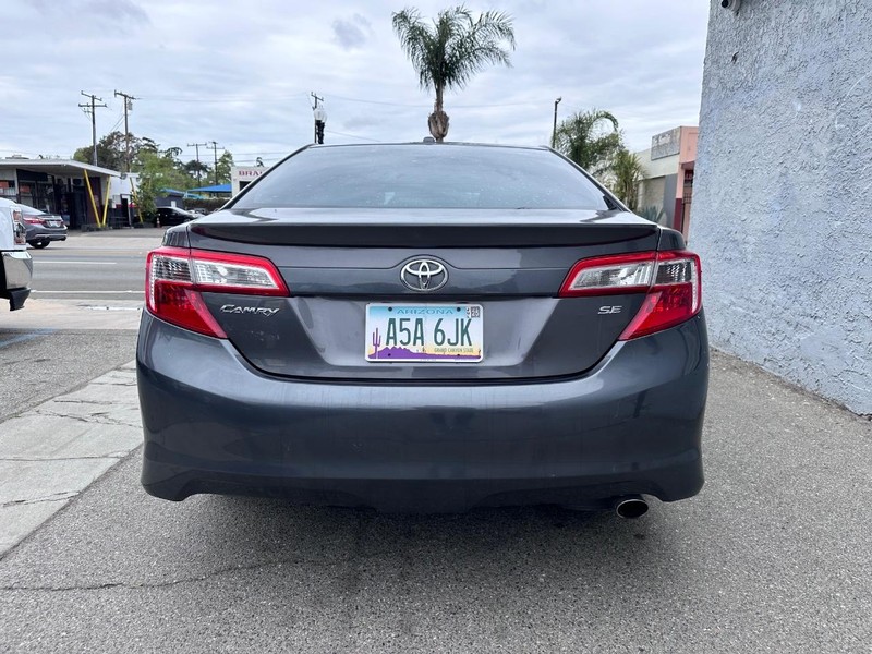 Toyota Camry Vehicle Full-screen Gallery Image 04