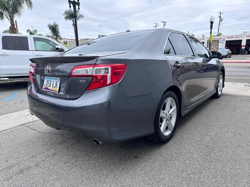 Toyota Camry Vehicle Full-screen Gallery Image 05