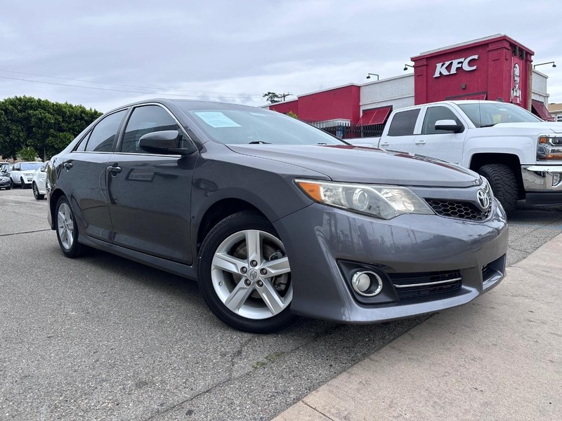 Toyota Camry Vehicle Full-screen Gallery Image 06