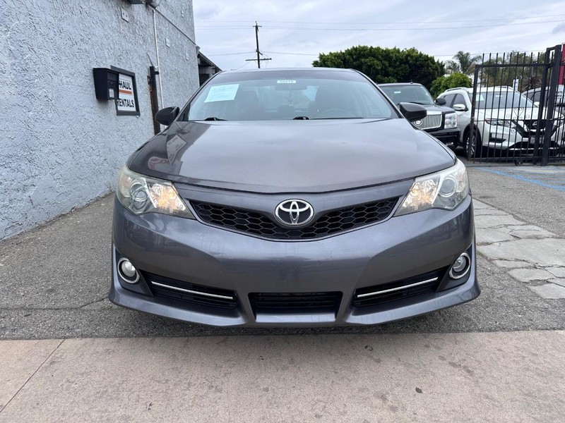 Toyota Camry Vehicle Full-screen Gallery Image 07