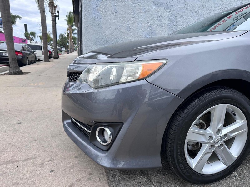 Toyota Camry Vehicle Full-screen Gallery Image 08