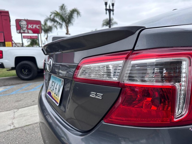 Toyota Camry Vehicle Full-screen Gallery Image 10