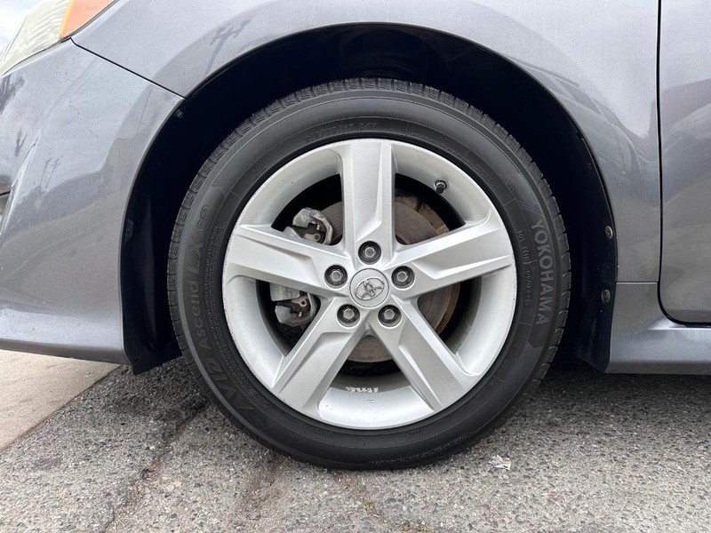 Toyota Camry Vehicle Full-screen Gallery Image 11